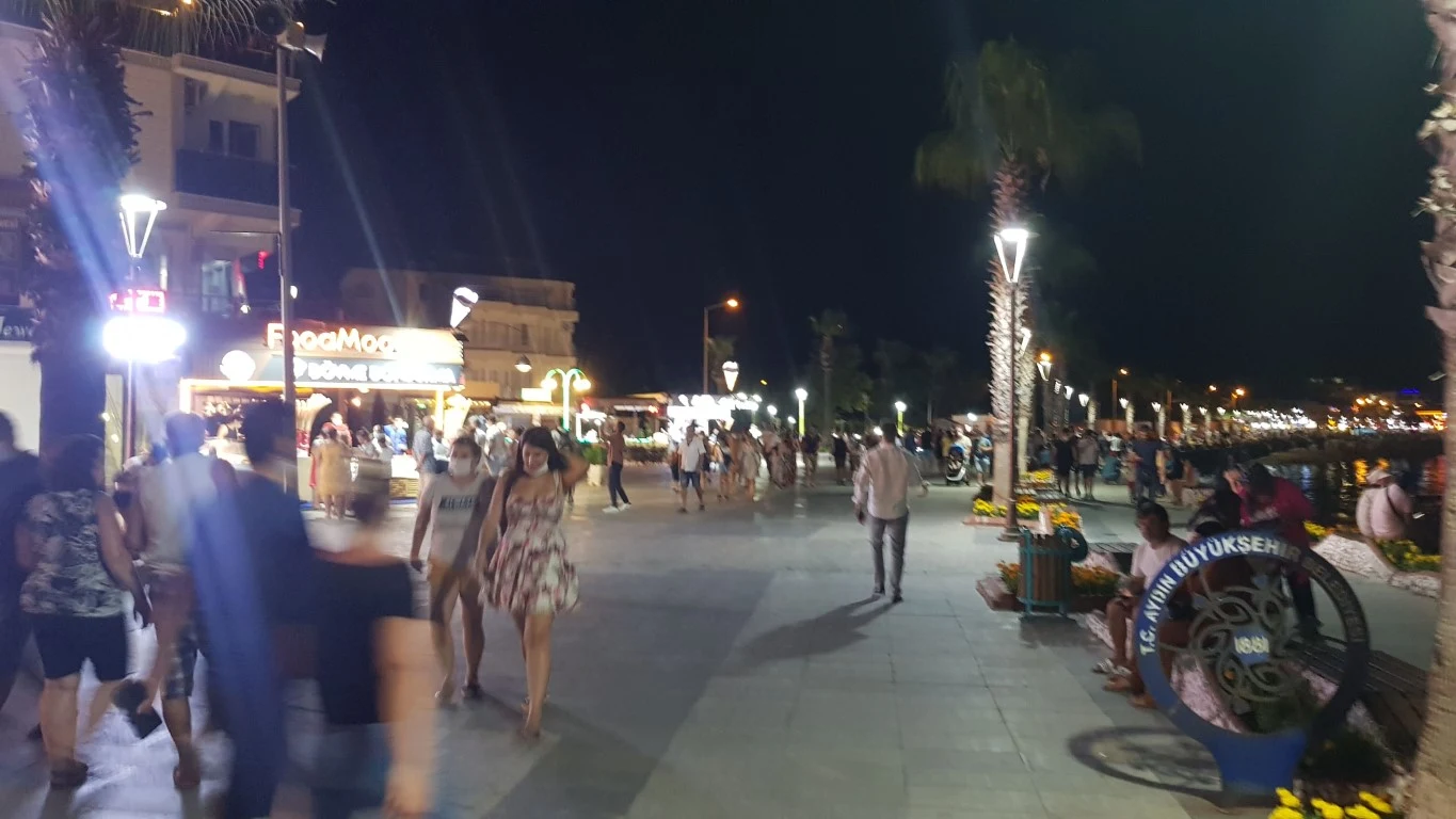 Sıcaktan bunalanlar Ege sahillerini doldurdu.