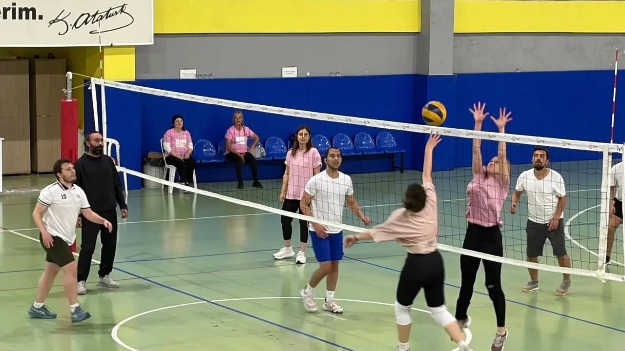 Didim'de Meme Kanseri Farkındalığı İçin Voleybol Maçı Düzenlendi