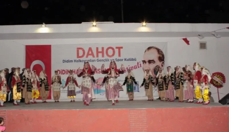 Didim Uluslararası Halk Dansları Şenliği Renkli Görüntülere Sahne oldu