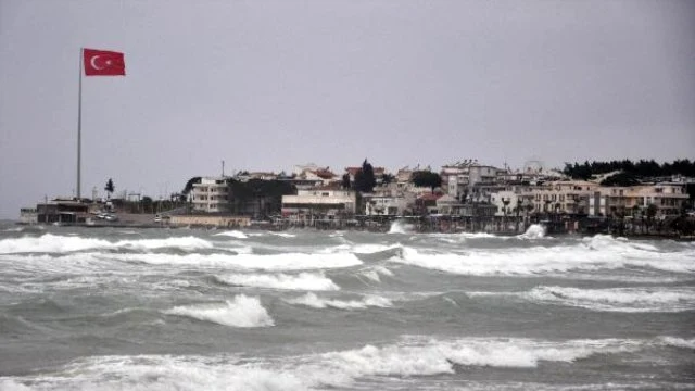 Didim'de Lodos Dev Dalgalara Yol Açtı