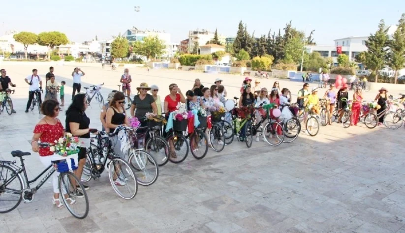 Didimde Süslü Kadınlar Süslü Bisikletleriyle Yollardaydı