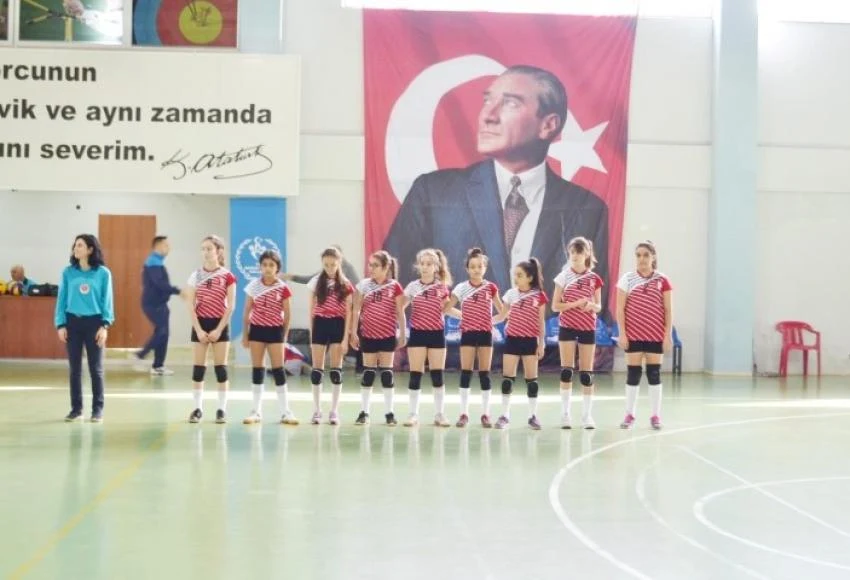 Midi Kızlar Liderlik Maçına Çıkacak