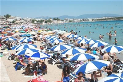 didim-altinkum-plajinda-bayramda-yoğunluk
