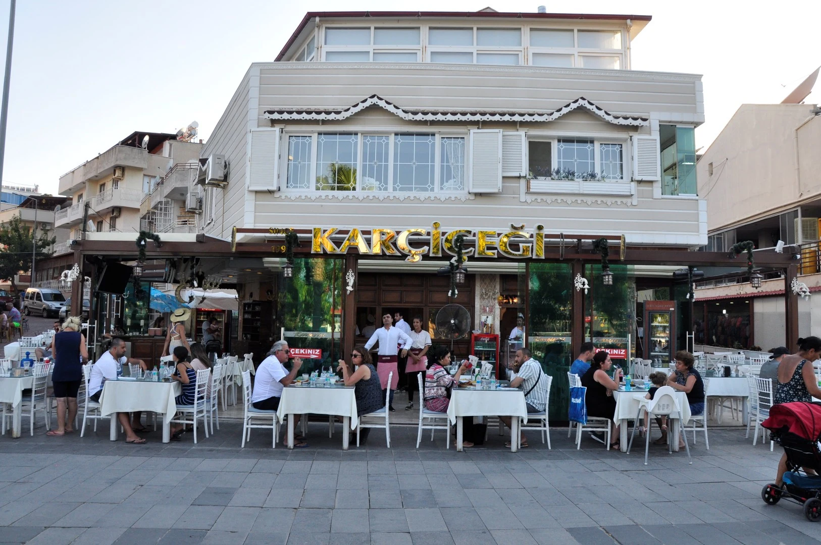 Didim'in Eşsiz Manzarası Eşliğinde Hizmet Veren Restoran: Karçiçeği