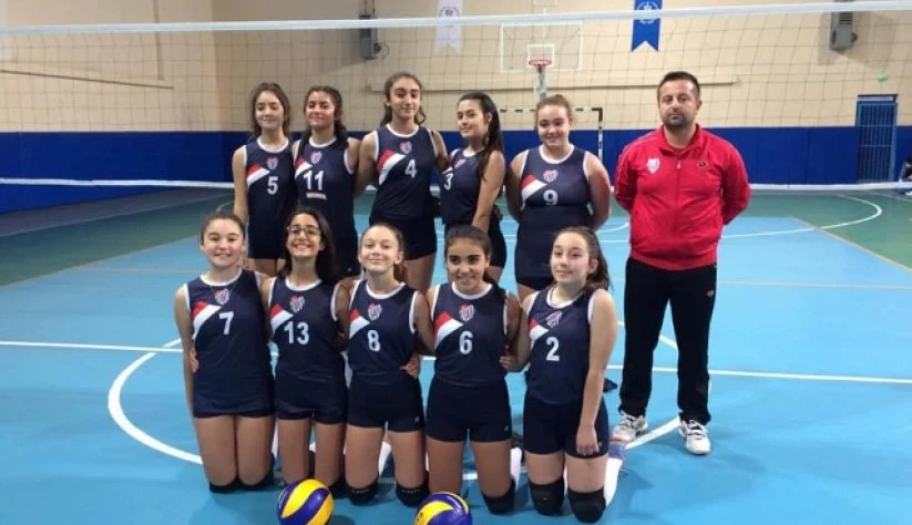 Midi 13 Yaş Kızlar Liderlik Koltuğuna Oturdu