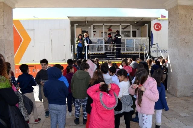 Didim'de öğrencilere Deprem Tır'da Eğitim Verdi