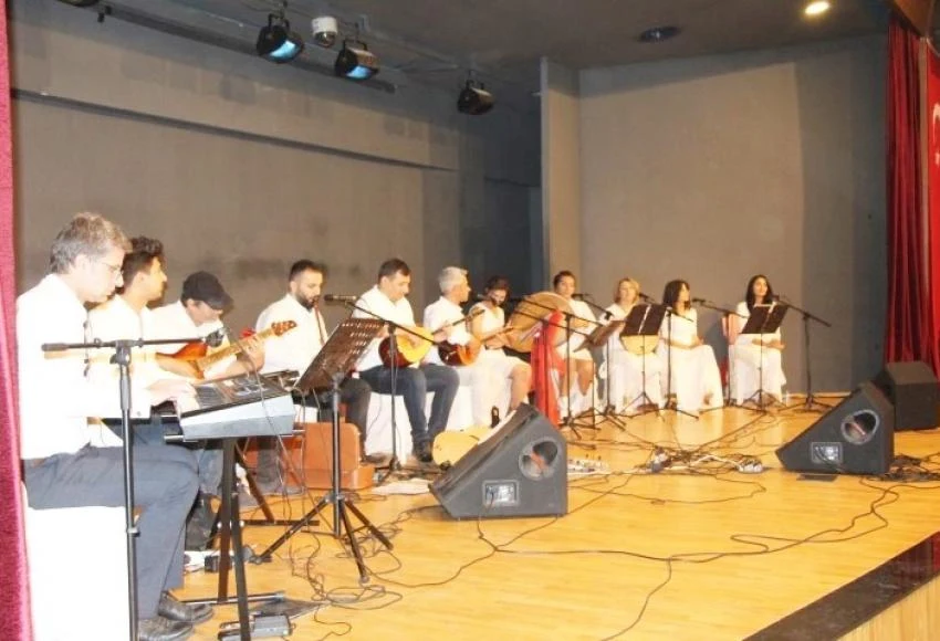 Pir Sultan Grubunu Dinlemeye Gelenler Salona Sığmadı