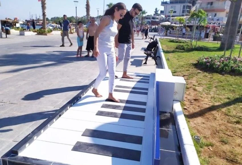 Altınkum’da Bulunan Ayak Piyanosu İlgi Görüyor