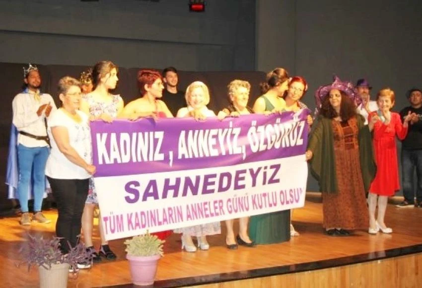 Didim Umut Tiyatrosu Komedi Oyunu Sergiledi