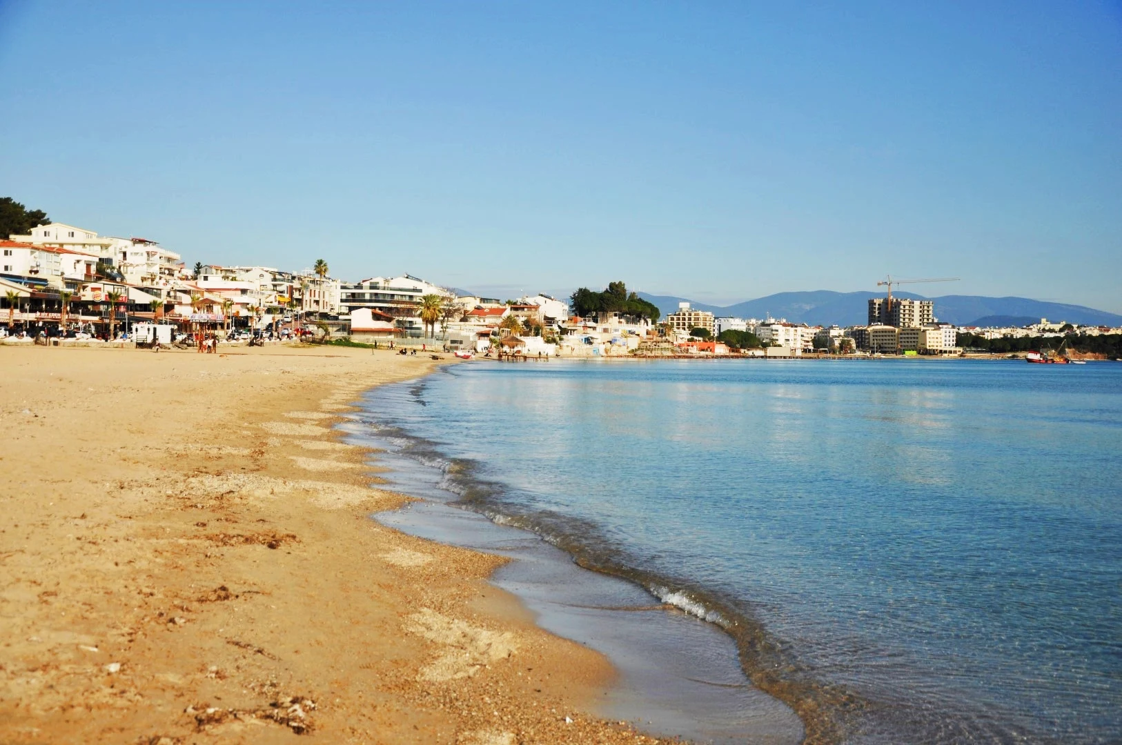 Kış güneşi Didim'de sahil kenarlarını doldurdu.