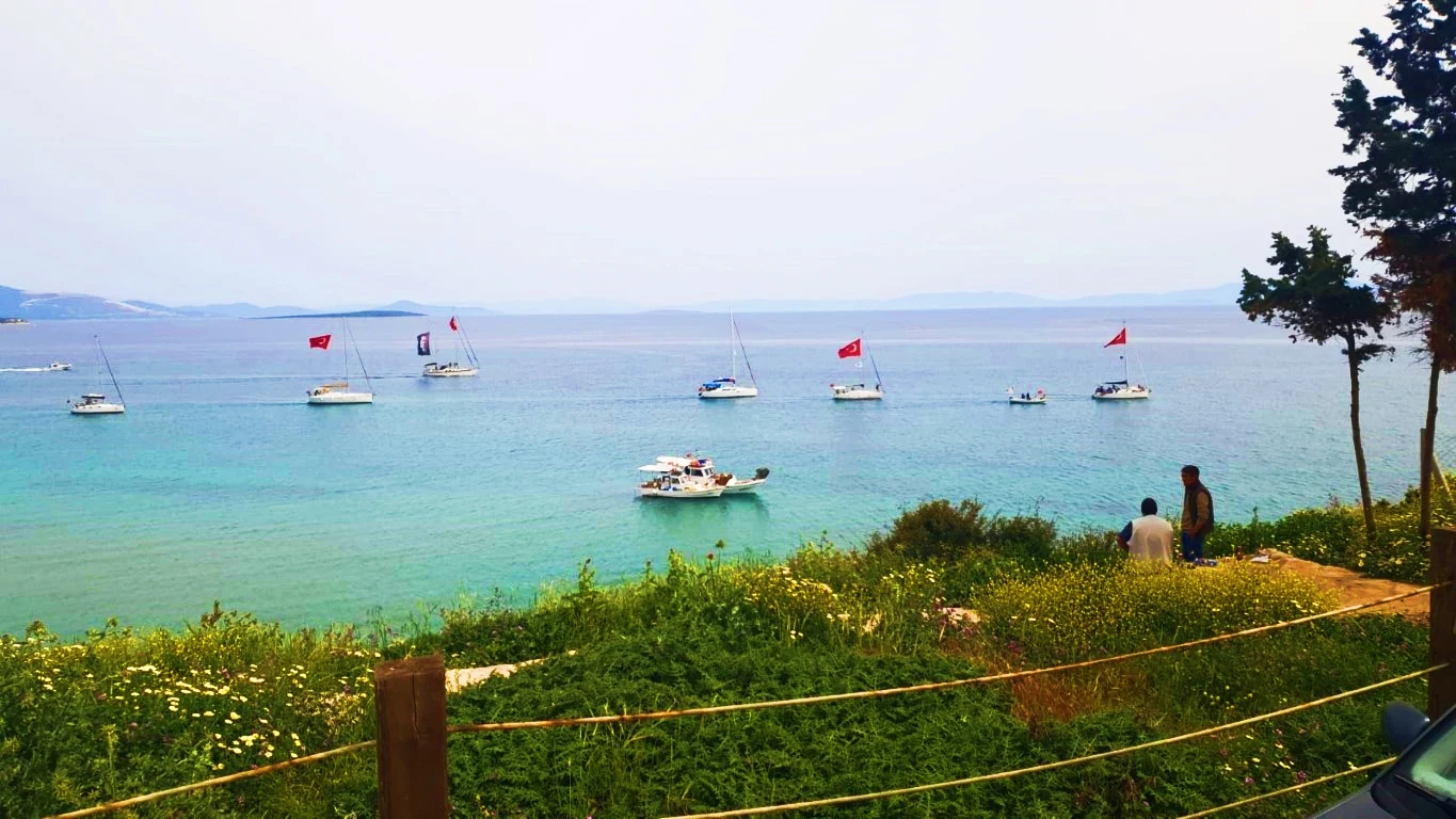 Didim'de 23 Nisan Karada ve Denizde Çoşku ile Kutlandı